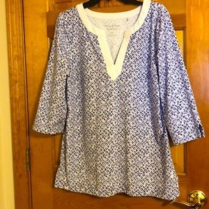 Tommy Bahama Island Zone 3/4 sleeve top. V neck, size L. Lightweight fabric.